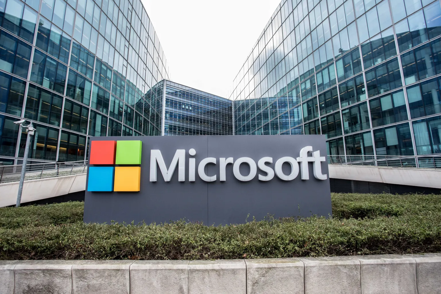 microsoft-advances-10000-year-glass-data-storage-through-project-silica
