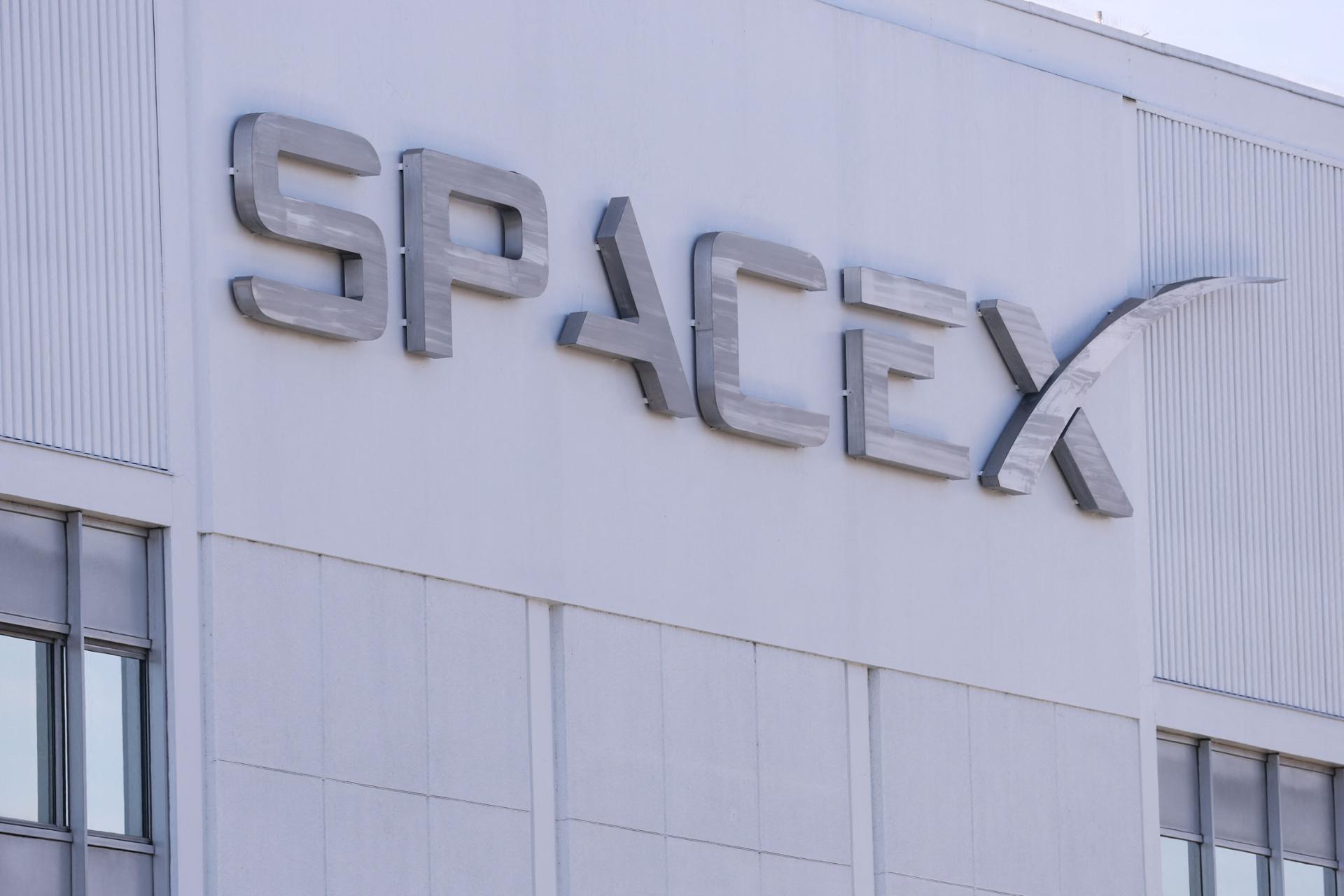 spacex-prepares-second-falcon-heavy-launch-attempt-after-weather-scrubs-monday-mission