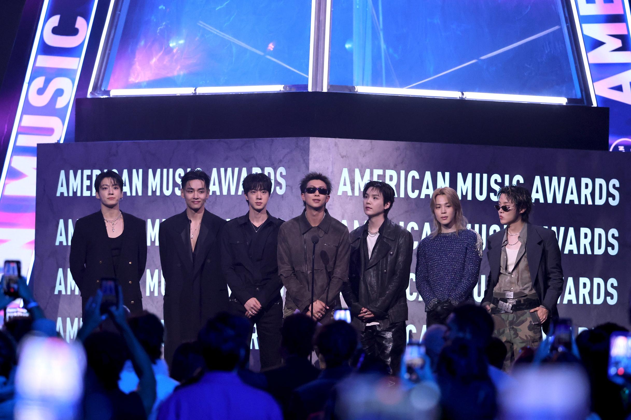 bts-crowned-artist-of-the-year-at-2026-american-music-awards-while-taylor-swift-walks-away-empty-handed