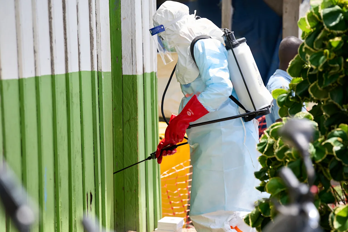 u-s-expands-ebola-travel-ban-to-include-green-card-holders-from-outbreak-zones