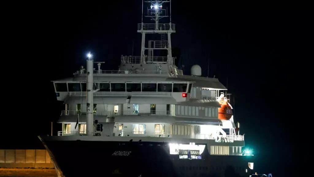 hantavirus-outbreak-cruise-ship-arrives-in-tenerife-for-mass-evacuation