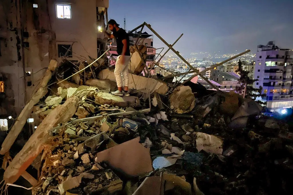 israel-strikes-beirut-suburbs-targeting-hezbollah-commander-threatening-ceasefire