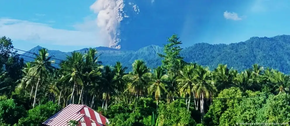 indonesia-volcano-eruption-kills-three-as-search-for-20-missing-hikers-continues-on-halmahera
