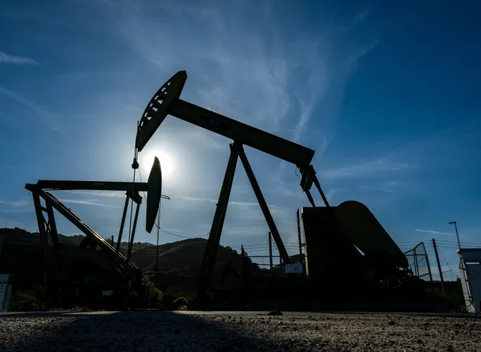 Peace Talks Hit Turbulence: Oil Prices Climb as US Strikes Iran Amid Diplomatic Push