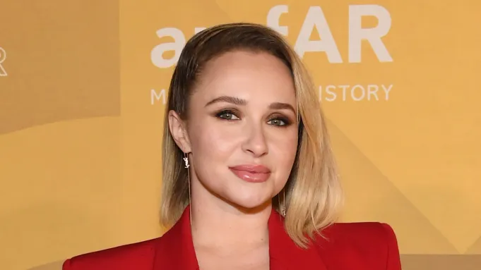 hayden-panettiere-reveals-disturbing-encounter-with-naked-famous-actor-at-18-in-new-memoir