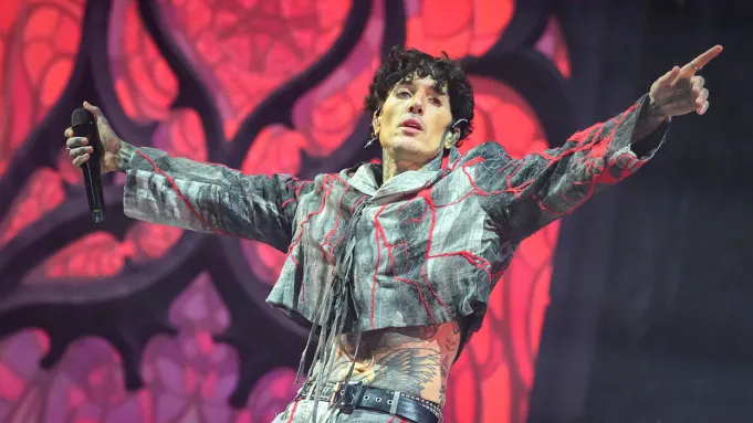 bring-me-the-horizons-oli-sykes-suffers-mild-concussion-after-fan-throws-phone-at-his-head