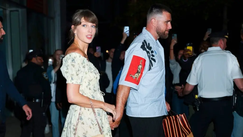 taylor-swifts-floral-dress-date-night-has-fans-buzzing-over-her-throwback-era-look