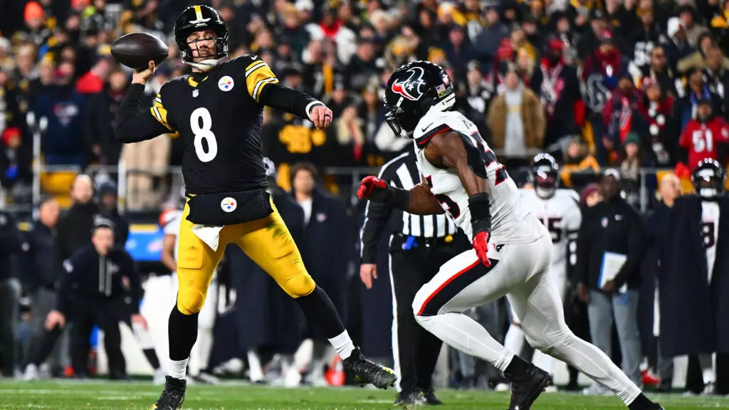 aaron-rodgers-42-signs-new-one-year-deal-to-stay-with-the-steelers