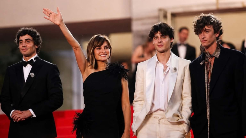 la-bola-negra-cannes-ovation-penelope-cruz-wows-audience-with-20-minute-standing-tribute