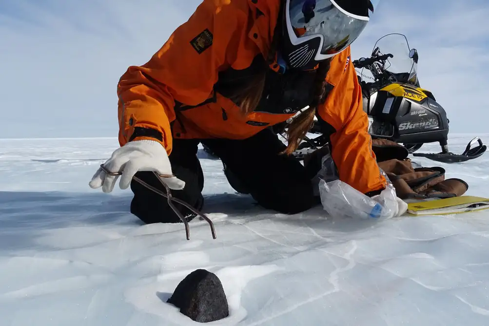 stardust-frozen-in-antarctic-ice-reveals-80000-years-of-our-solar-systems-journey