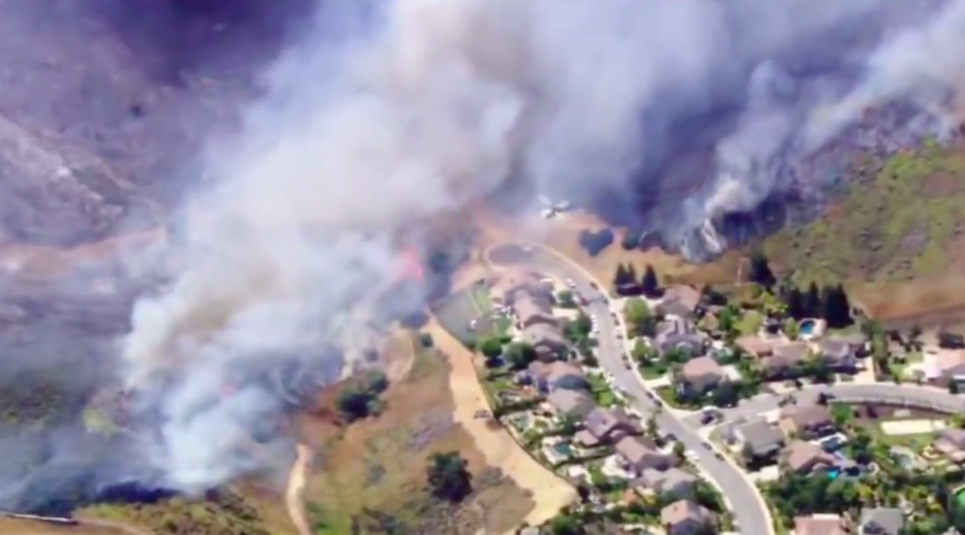 sandy-fire-erupts-in-simi-valley-forcing-mass-evacuations-across-l-a-and-ventura-counties