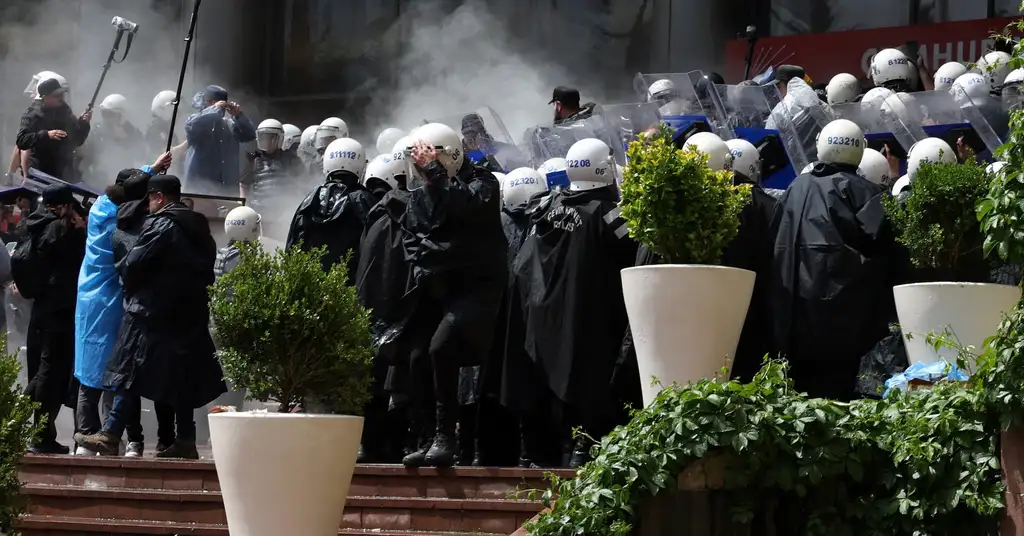 turkish-police-storm-chp-headquarters-tear-gas-rubber-bullets-mark-violent-end-to-standoff