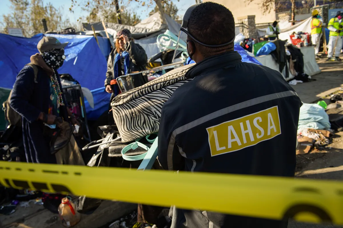 trump-administration-cuts-off-federal-funding-to-las-troubled-homeless-agency-sparking-fierce-backlash