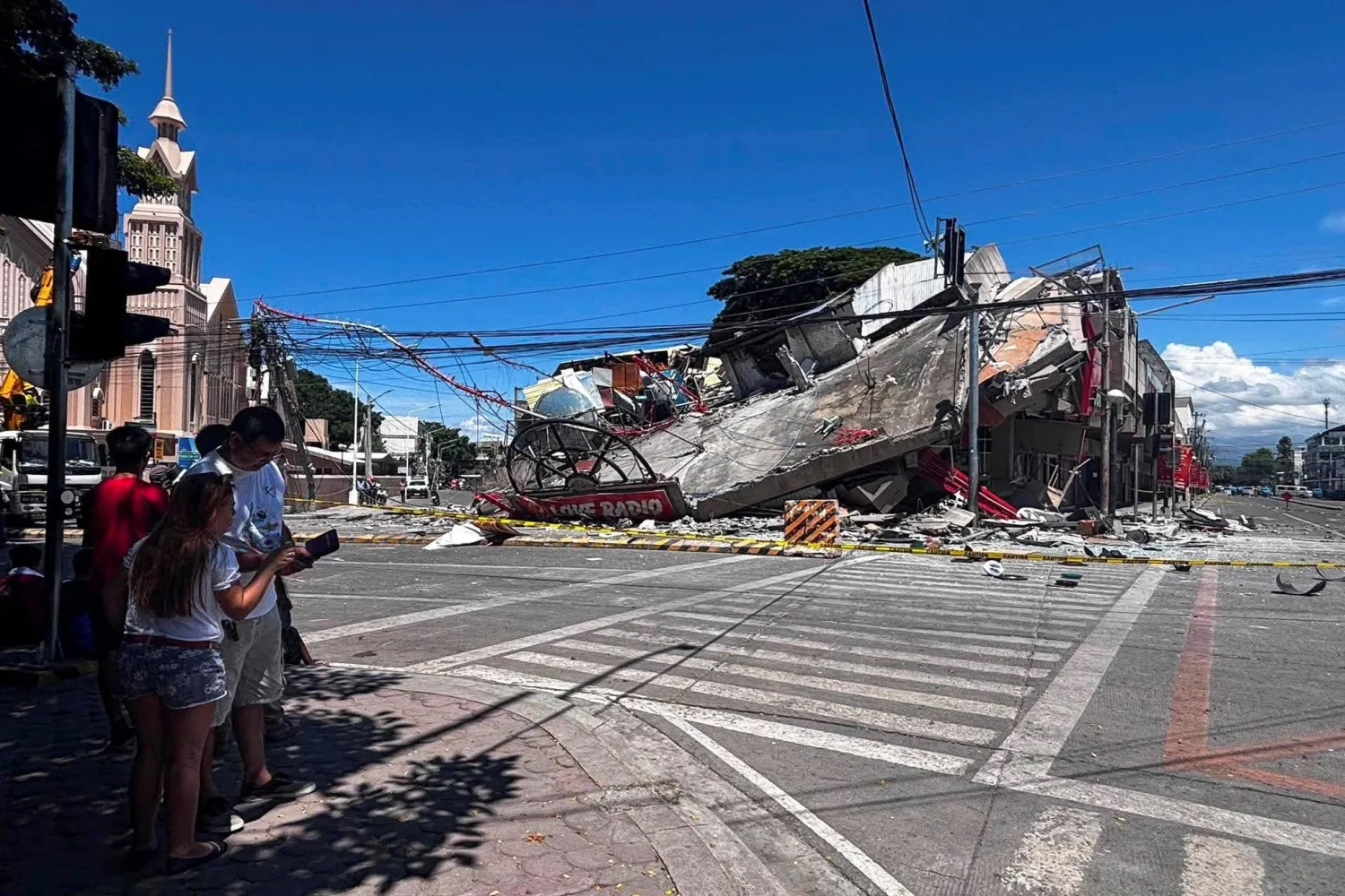 deadly-7-8-earthquake-devastates-southern-philippines-killing-37-and-displacing-over-20000