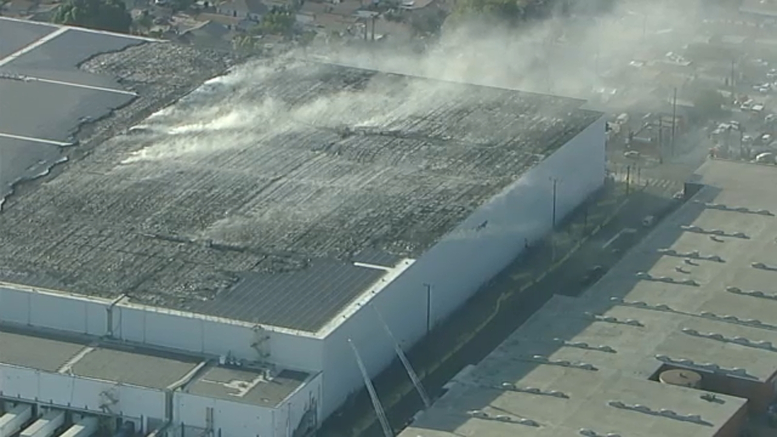 boyle-heights-warehouse-fire-solar-panel-blaze-sparks-shelter-in-place-and-rare-helicopter-drops