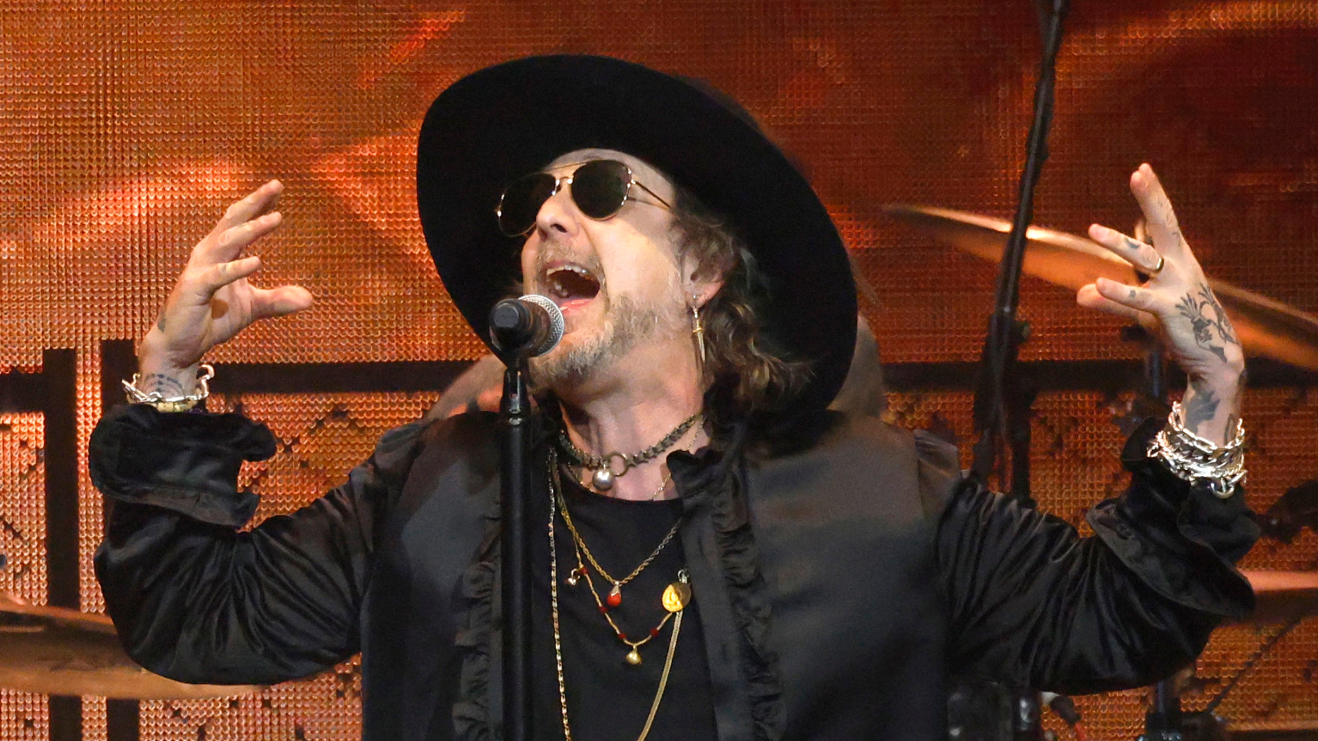 black-crowes-frontman-chris-robinson-clashes-with-florida-crowd-over-u-s-a-chant