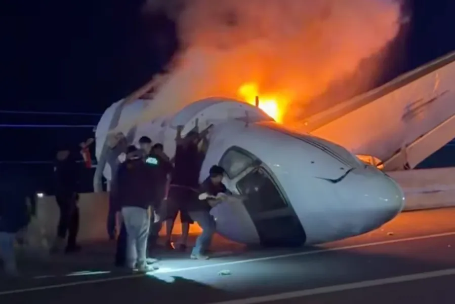 heroes-on-the-highway-how-strangers-with-a-sledgehammer-raced-to-save-a-burning-plane-in-texas