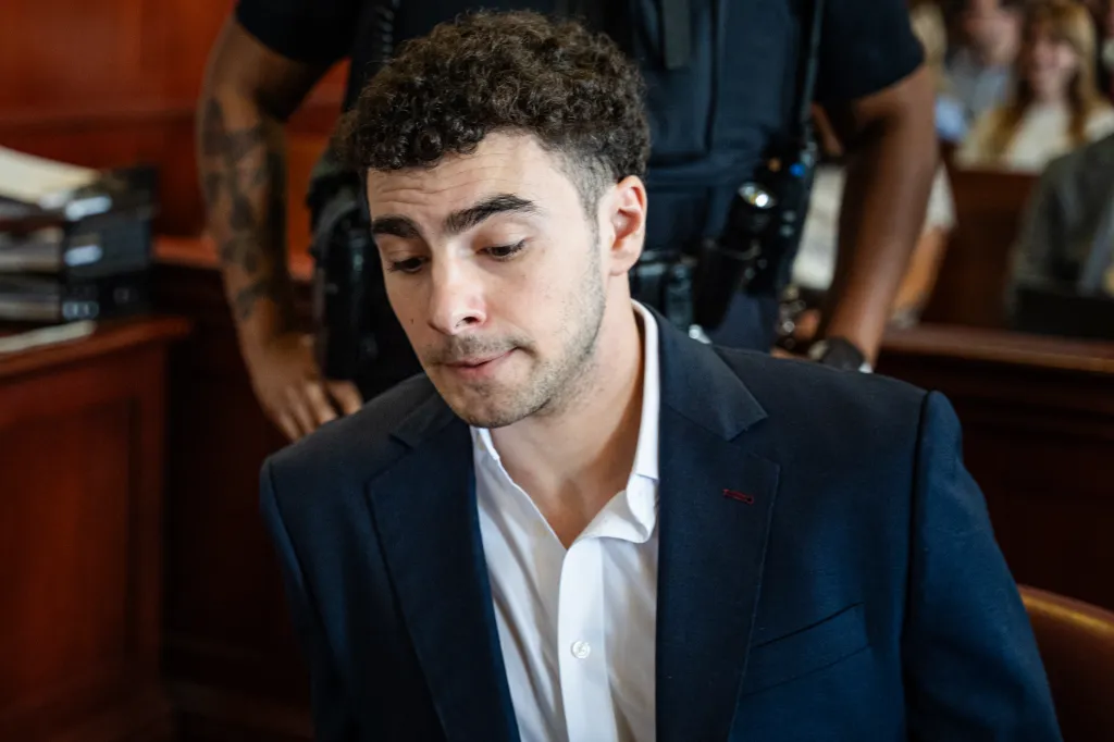 luigi-mangiones-legal-team-abruptly-drops-psychiatric-defense-ahead-of-trial