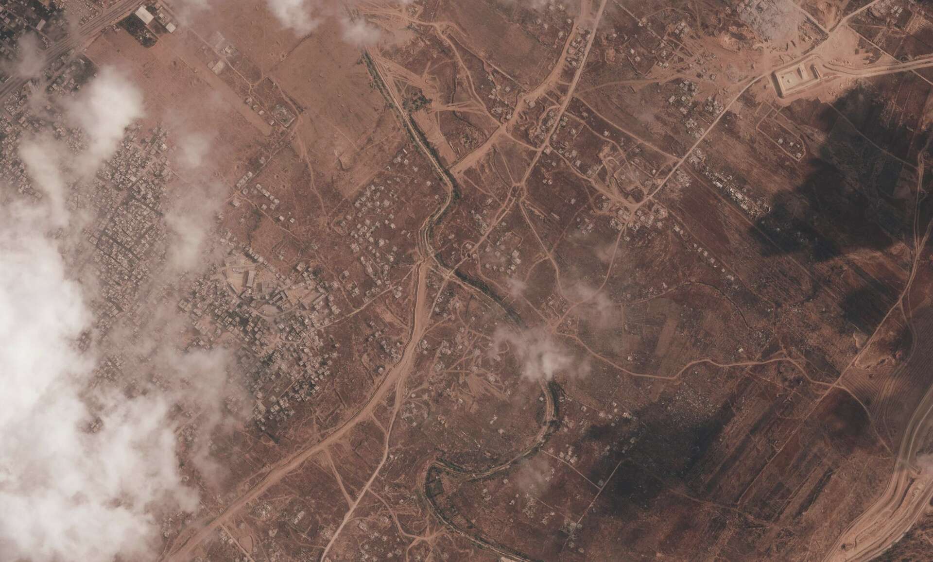satellite-images-reveal-israels-growing-earthen-barrier-cutting-gaza-in-two