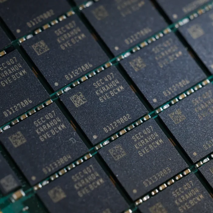 Asian Tech Stocks Tumble as Samsung Earnings Spark Investor Rotation Away From Chips