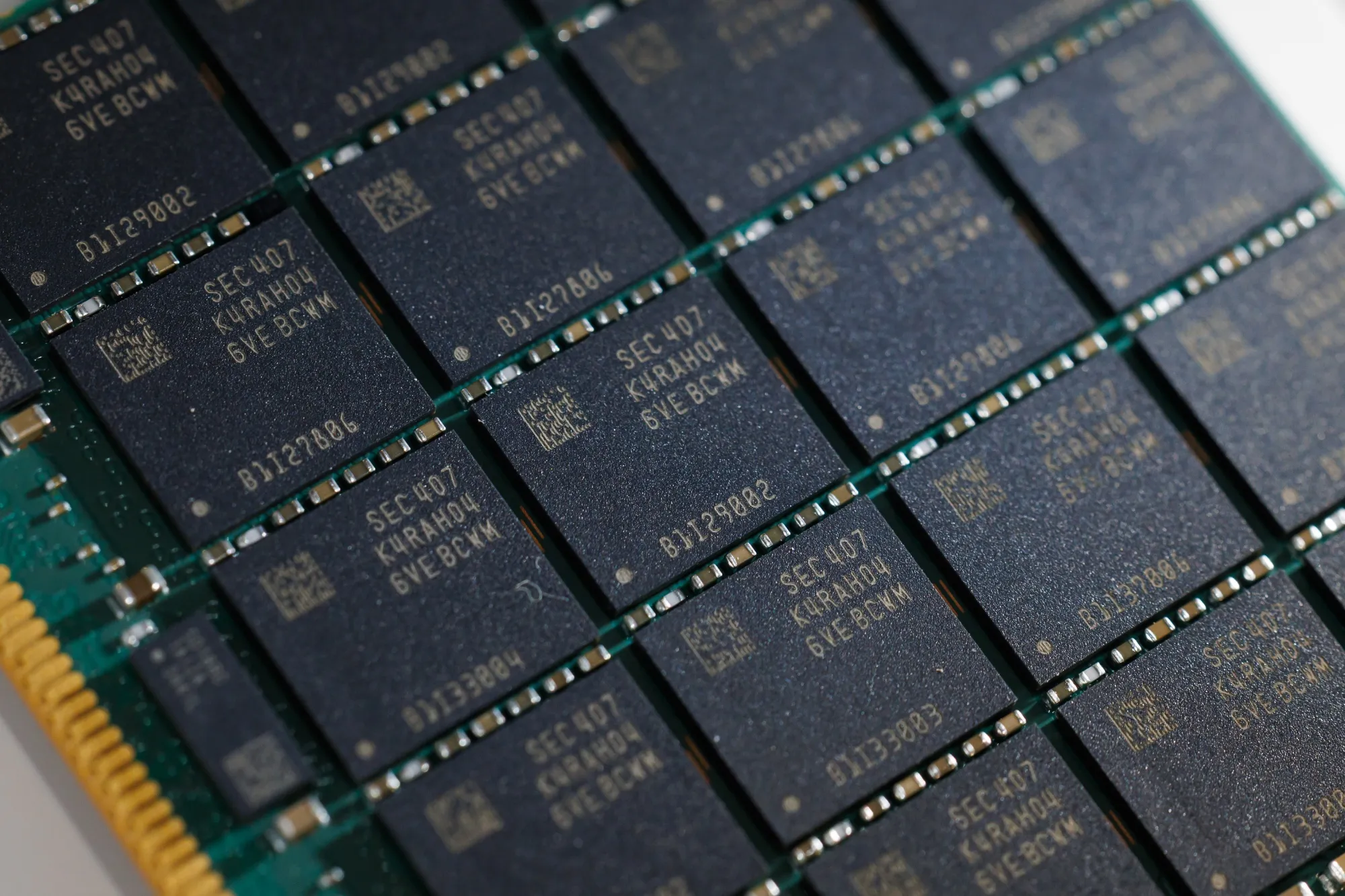 asian-tech-stocks-tumble-as-samsung-earnings-spark-investor-rotation-away-from-chips