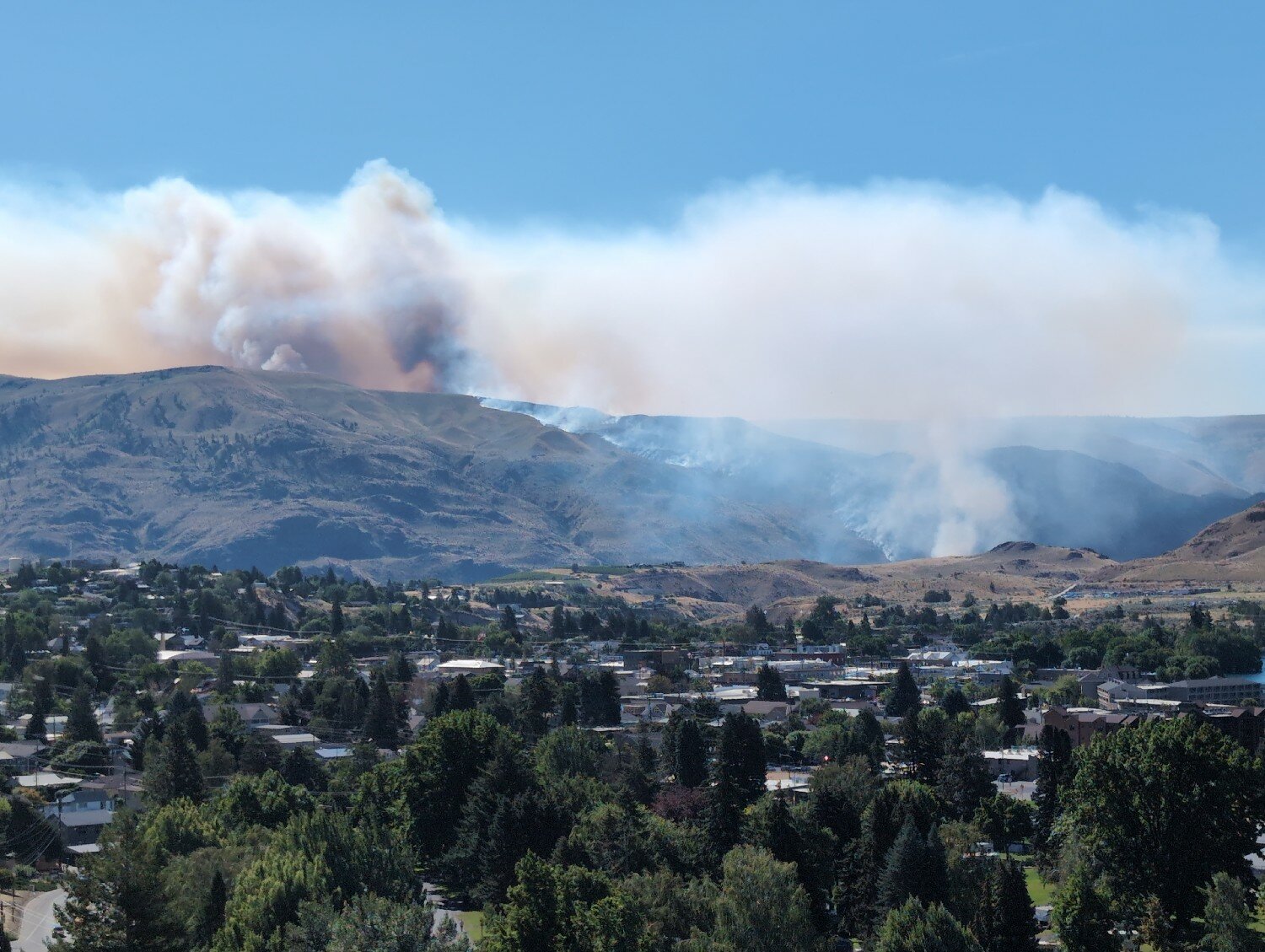 chelan-hills-fire-explodes-to-2000-acres-triggers-state-emergency-response-in-douglas-county