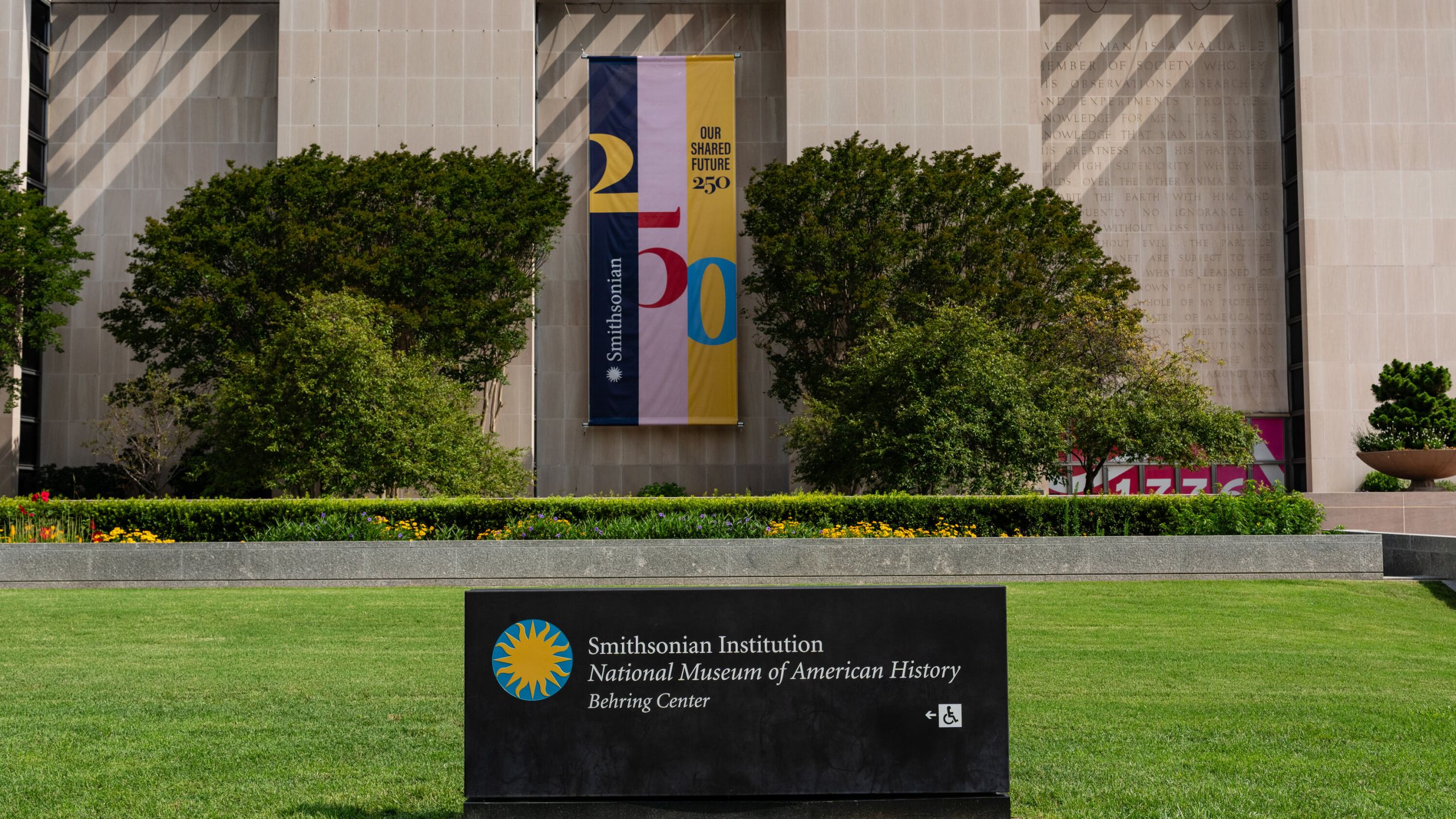 trump-orders-warning-signs-outside-smithsonian-museum-declaring-exhibits-inaccurate