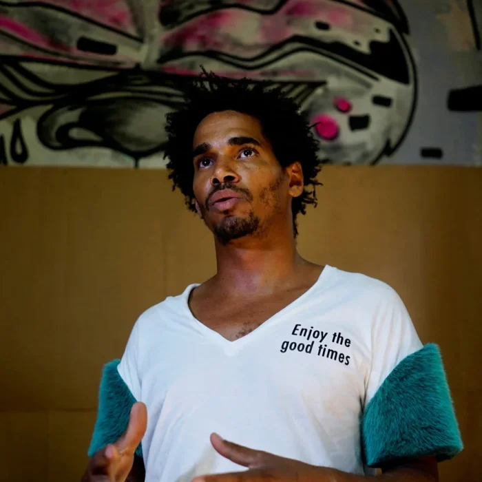 Cuban Dissident Artist Luis Manuel Otero Alcántara Lands in Miami After Prison and Forced Exile