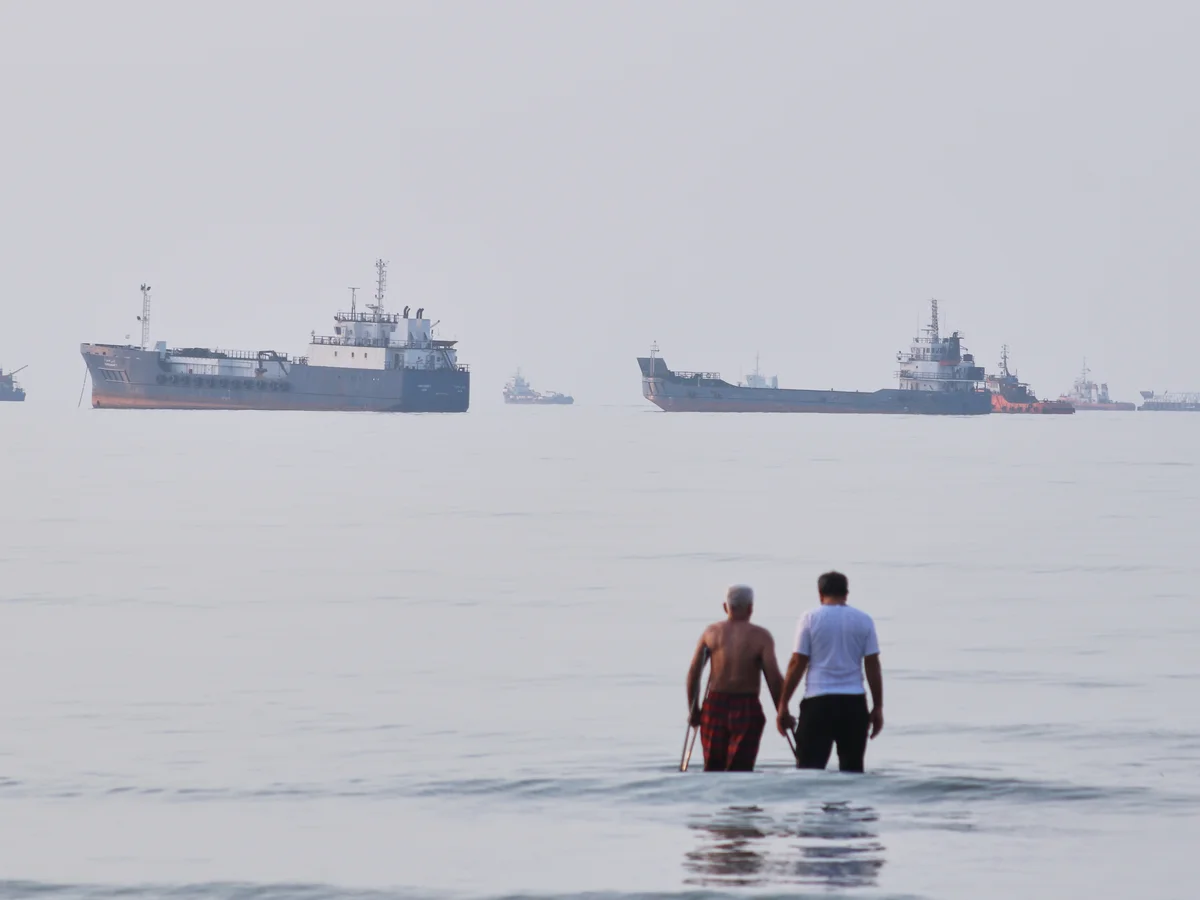 us-reinstates-iran-blockade-as-both-sides-claim-to-control-the-strait-of-hormuz