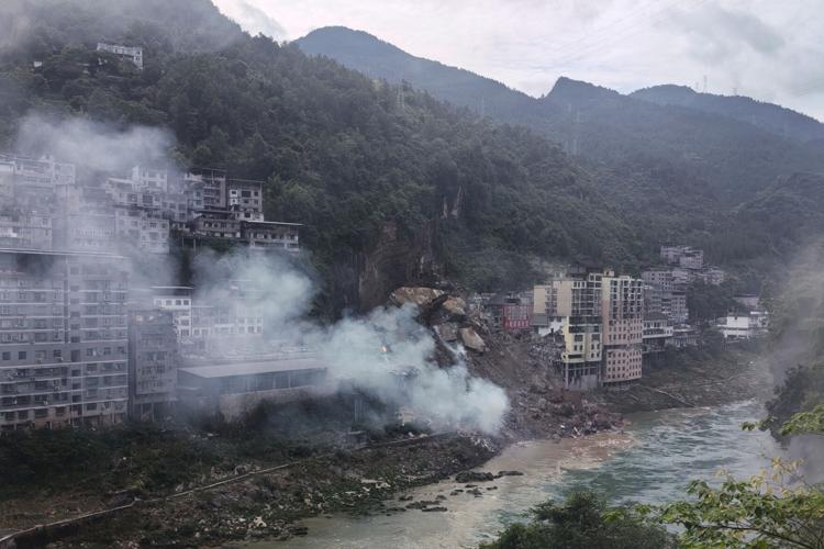 landslide-buries-homes-in-chongqing-county-killing-8-with-34-still-missing