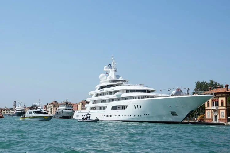 a-450-million-superyacht-docks-in-venice-and-hundreds-turn-out-to-protest