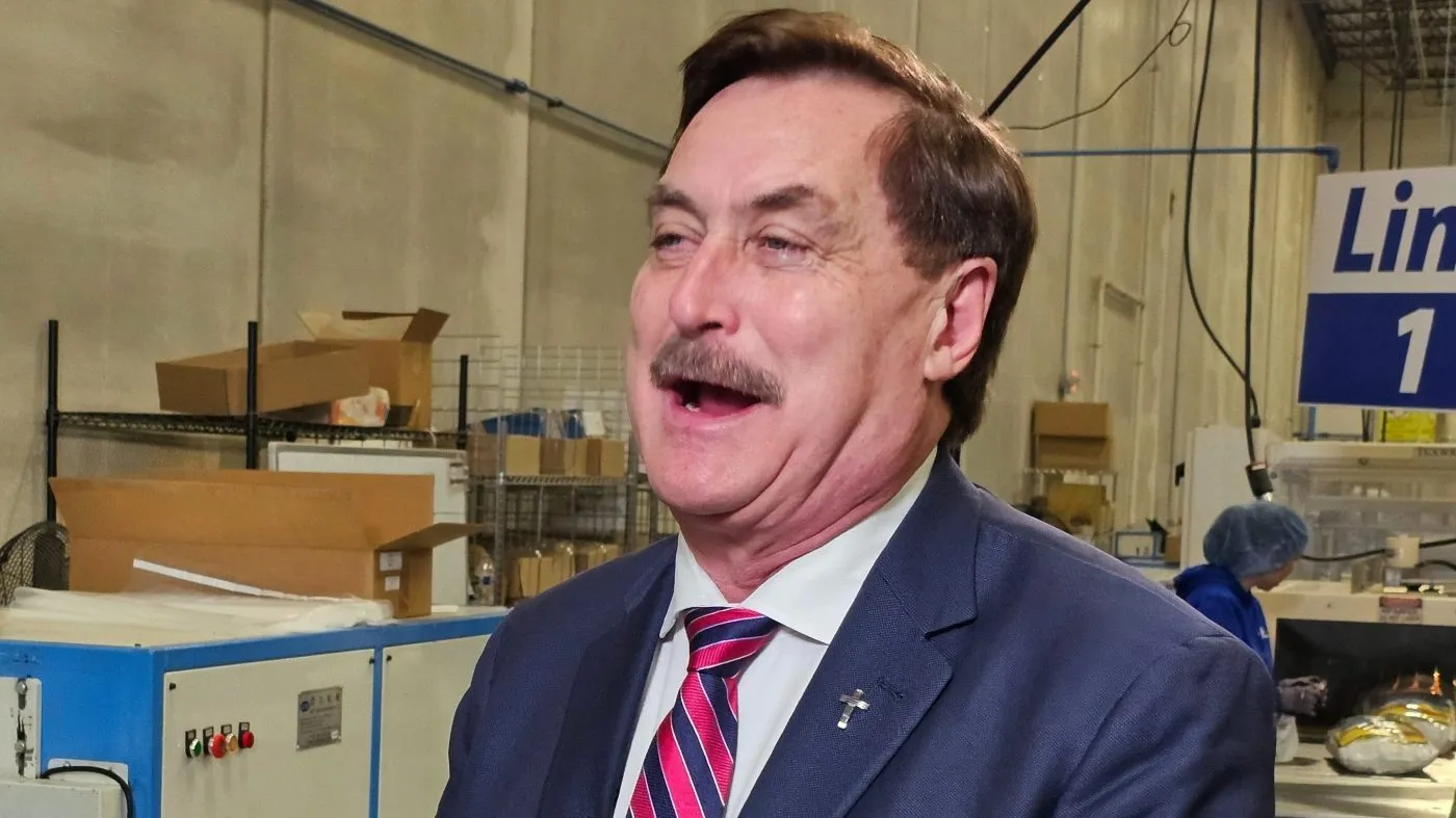 trump-backs-pillow-man-mike-lindell-in-minnesota-governors-race