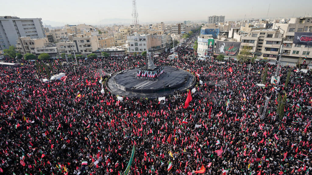 khameneis-funeral-procession-reaches-iraq-as-thousands-fill-the-streets-of-najaf