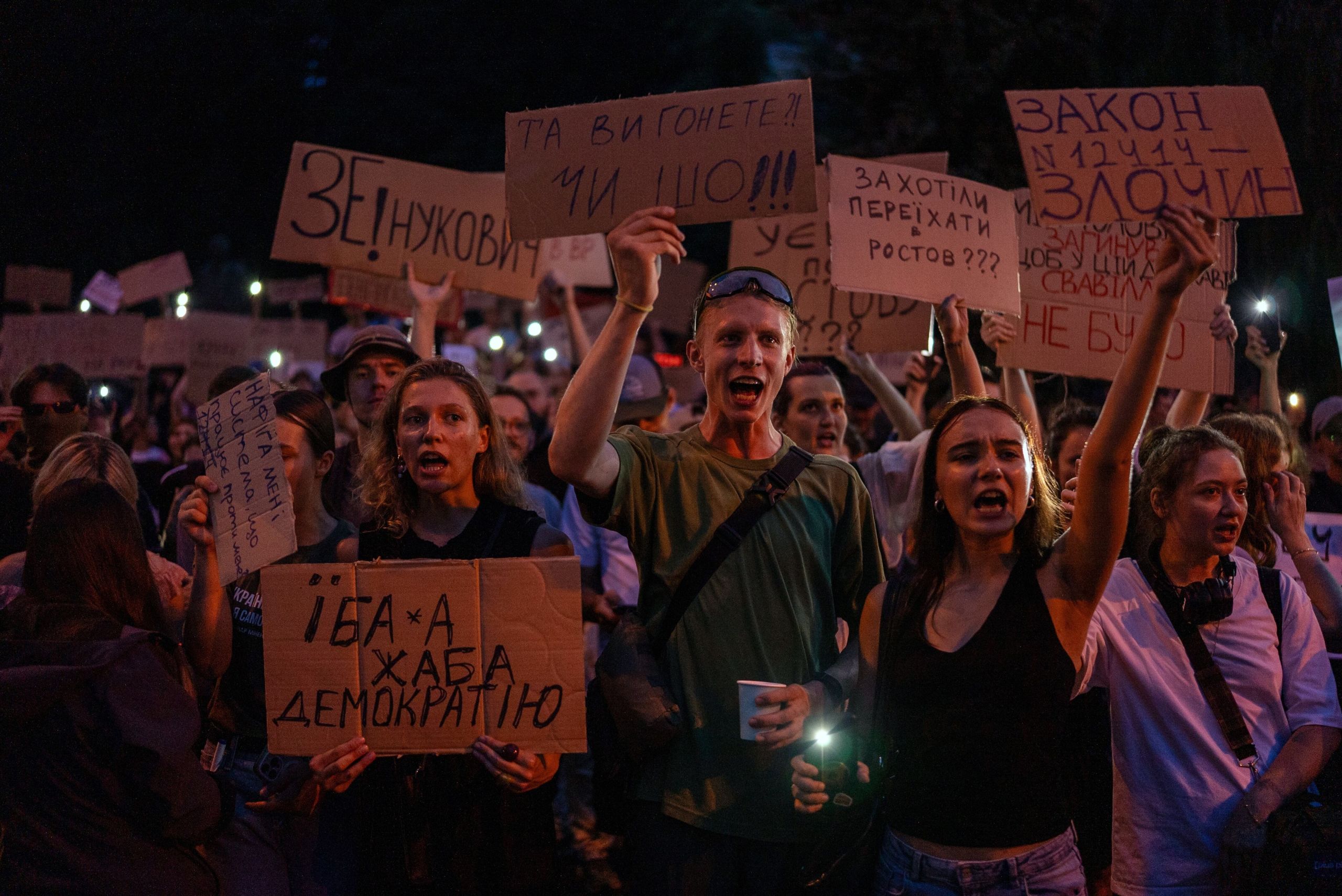 the-reformers-fall-kyiv-protests-moscows-squeeze-and-a-second-front-in-the-gulf
