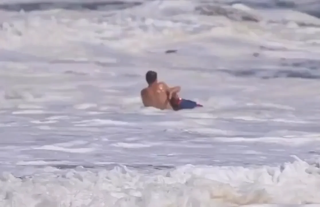a-16-year-old-lifeguards-beach-rescue-catches-the-presidents-eye
