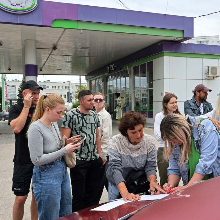 Russia’s Fuel Crisis Deepens: Families Endure 18-Hour Gas Lines Reminiscent of Soviet Era