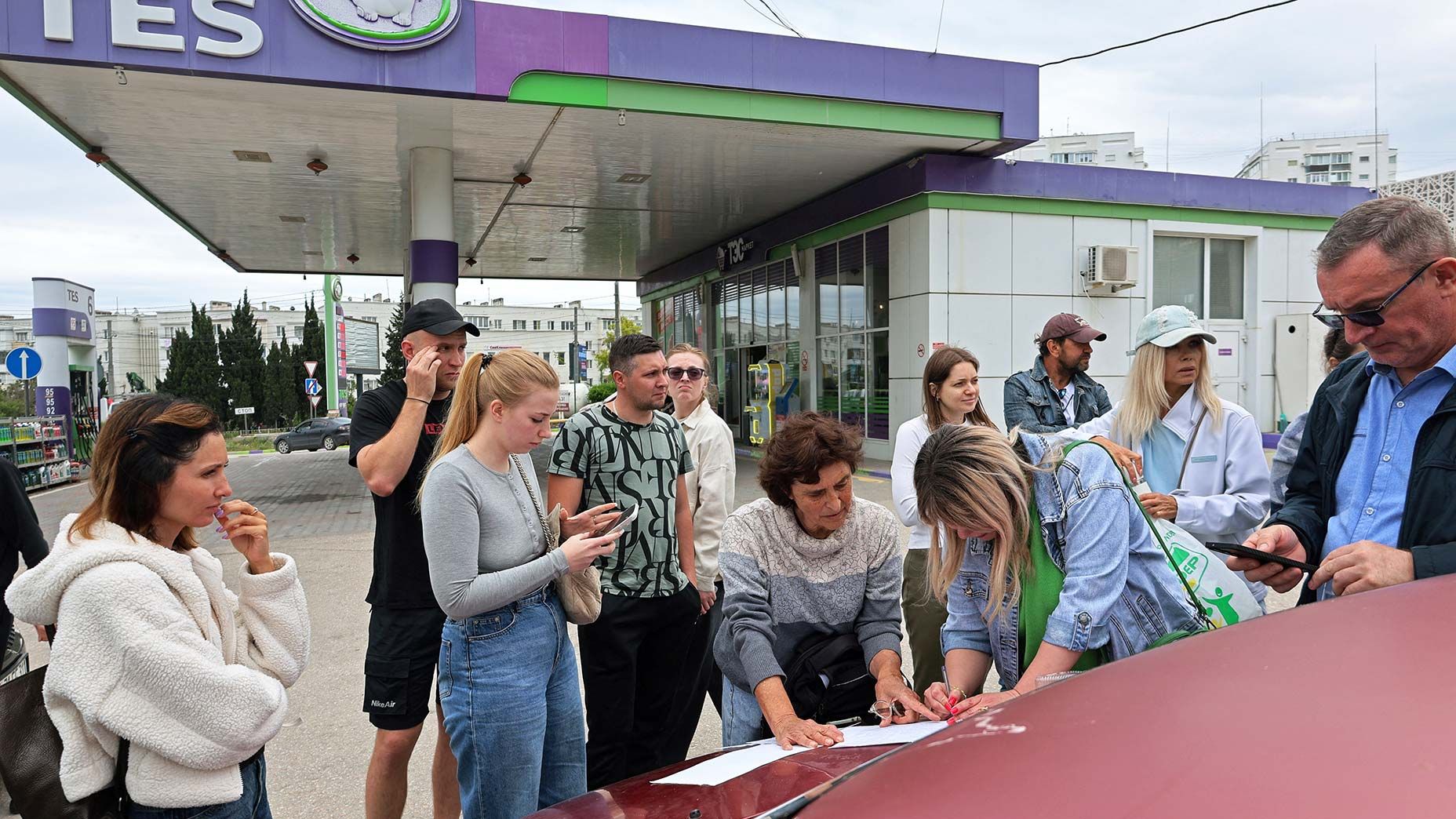 russias-fuel-crisis-deepens-families-endure-18-hour-gas-lines-reminiscent-of-soviet-era