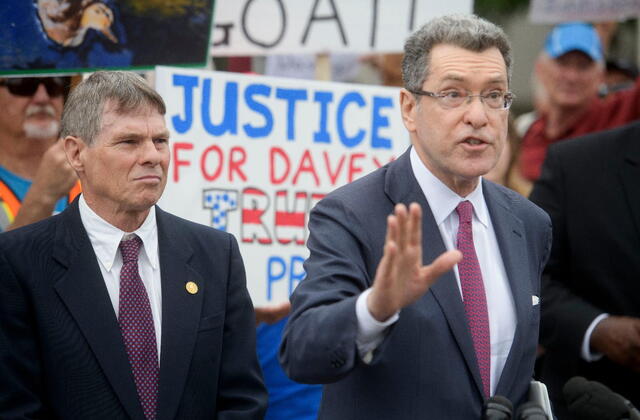 former-olympian-pleads-not-guilty-in-lincoln-memorial-reflecting-pool-damage-case