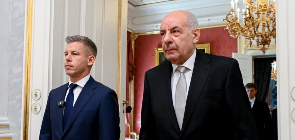 hungarys-president-signs-the-law-that-removes-him-and-warns-of-what-it-sets-in-motion