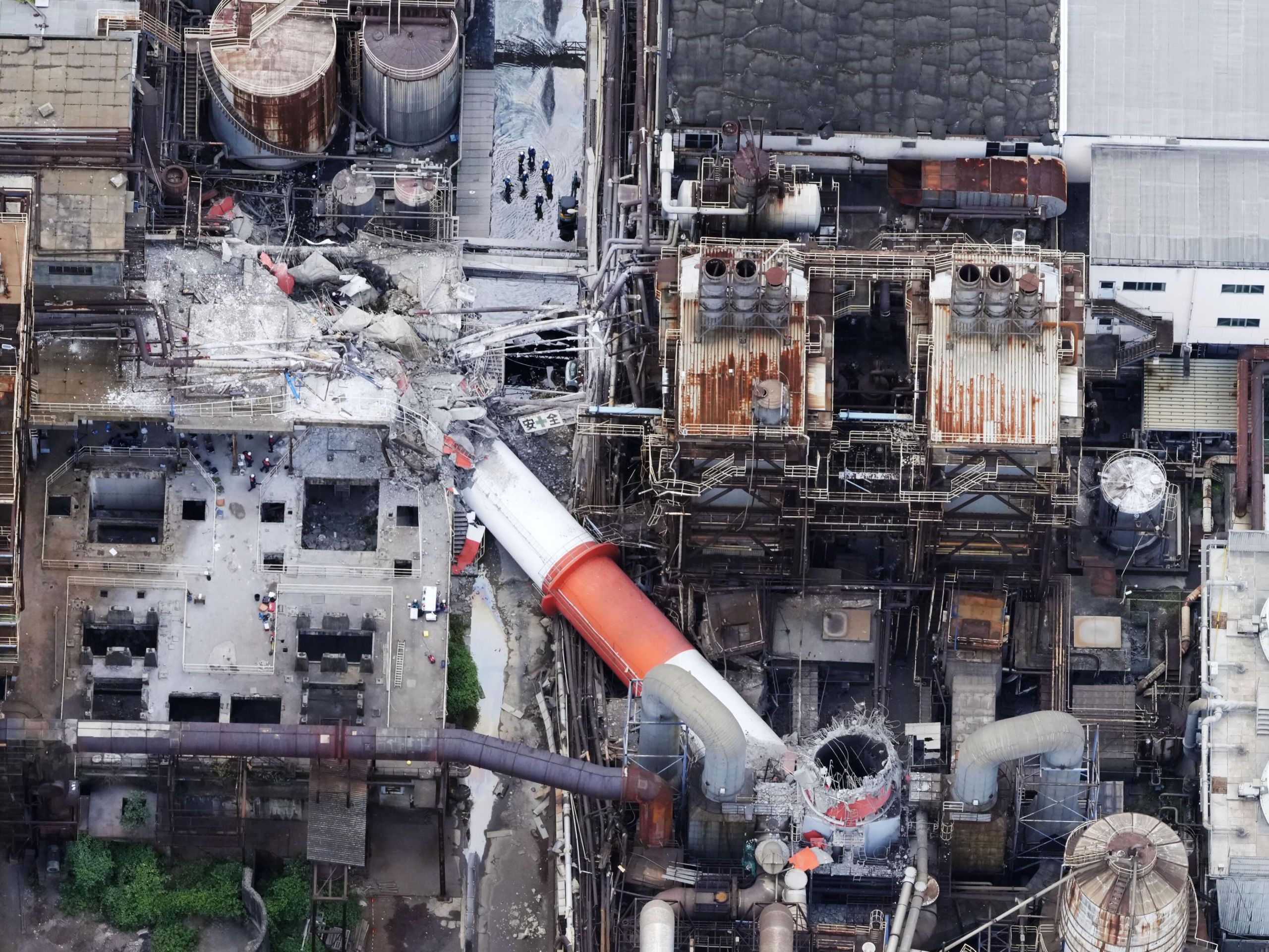 race-against-time-in-kumamoto-as-rescuers-search-the-rubble-of-a-7-1-quake