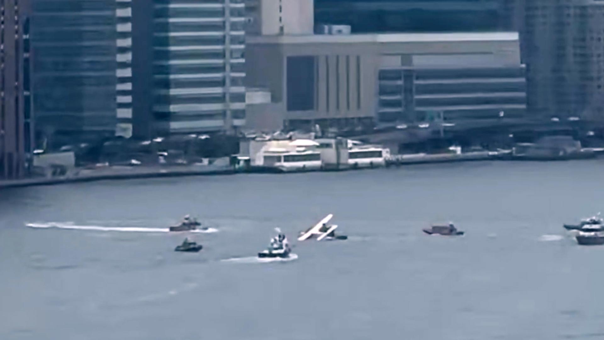 seaplane-makes-terrifying-hard-landing-in-nycs-east-river-eight-passengers-escape-safely