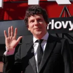 Jesse Eisenberg Distances Himself From Mark Zuckerberg: "I Don't Want to Live in That World" 7 Jesse Eisenberg Distances Himself From Mark Zuckerberg