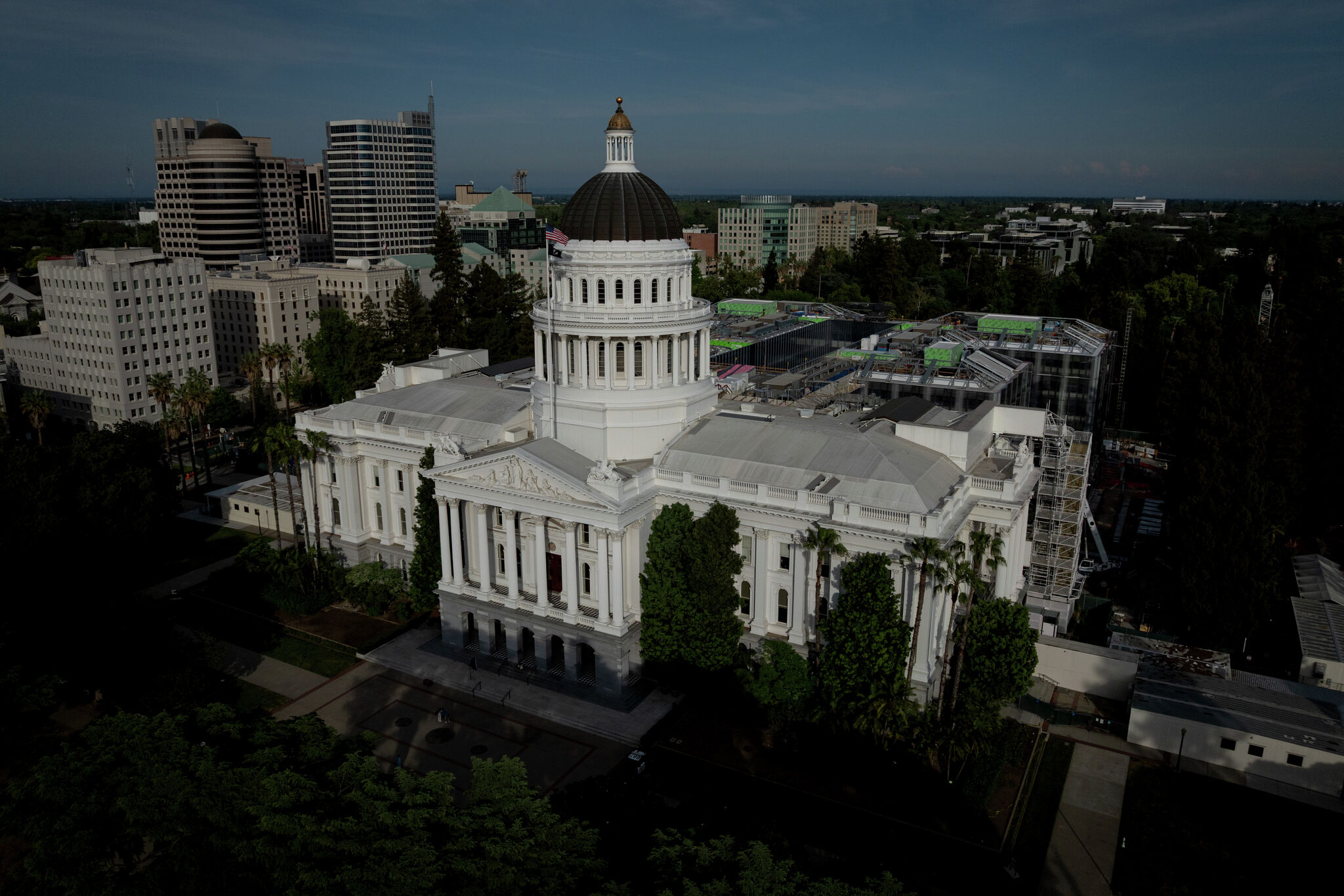 first-day-of-newsoms-return-to-office-mandate-brings-subtle-shifts-to-downtown-sacramento