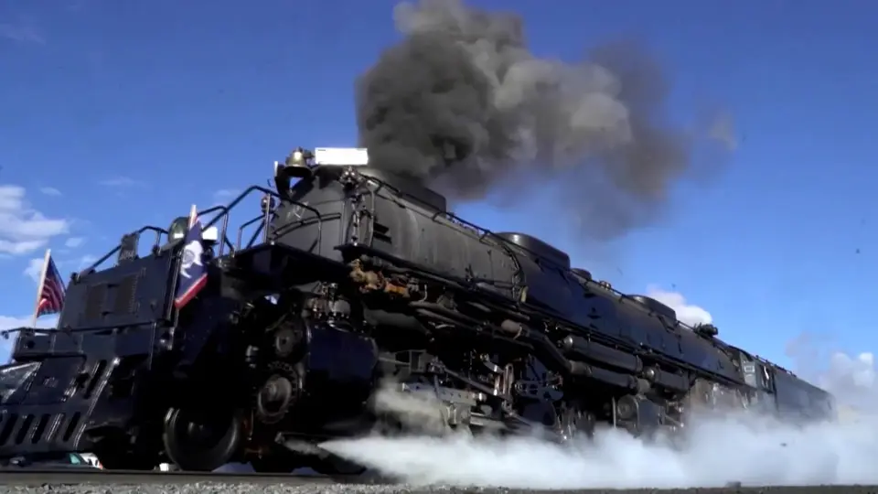 big-boy-steam-locomotive-draws-massive-crowds-as-it-rolls-into-south-philadelphia