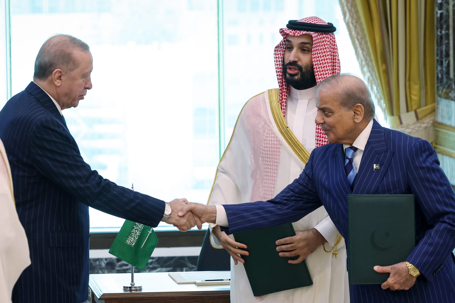saudi-arabia-turkiye-and-pakistan-sign-defence-pact-that-signals-doubts-about-washington