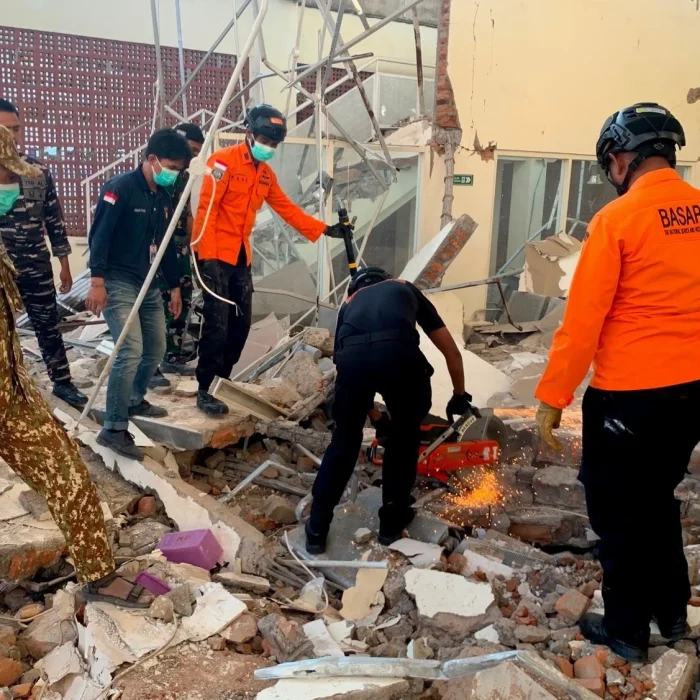 Flores Earthquake Kills 20 as Aftershocks Keep Thousands Sleeping Outdoors