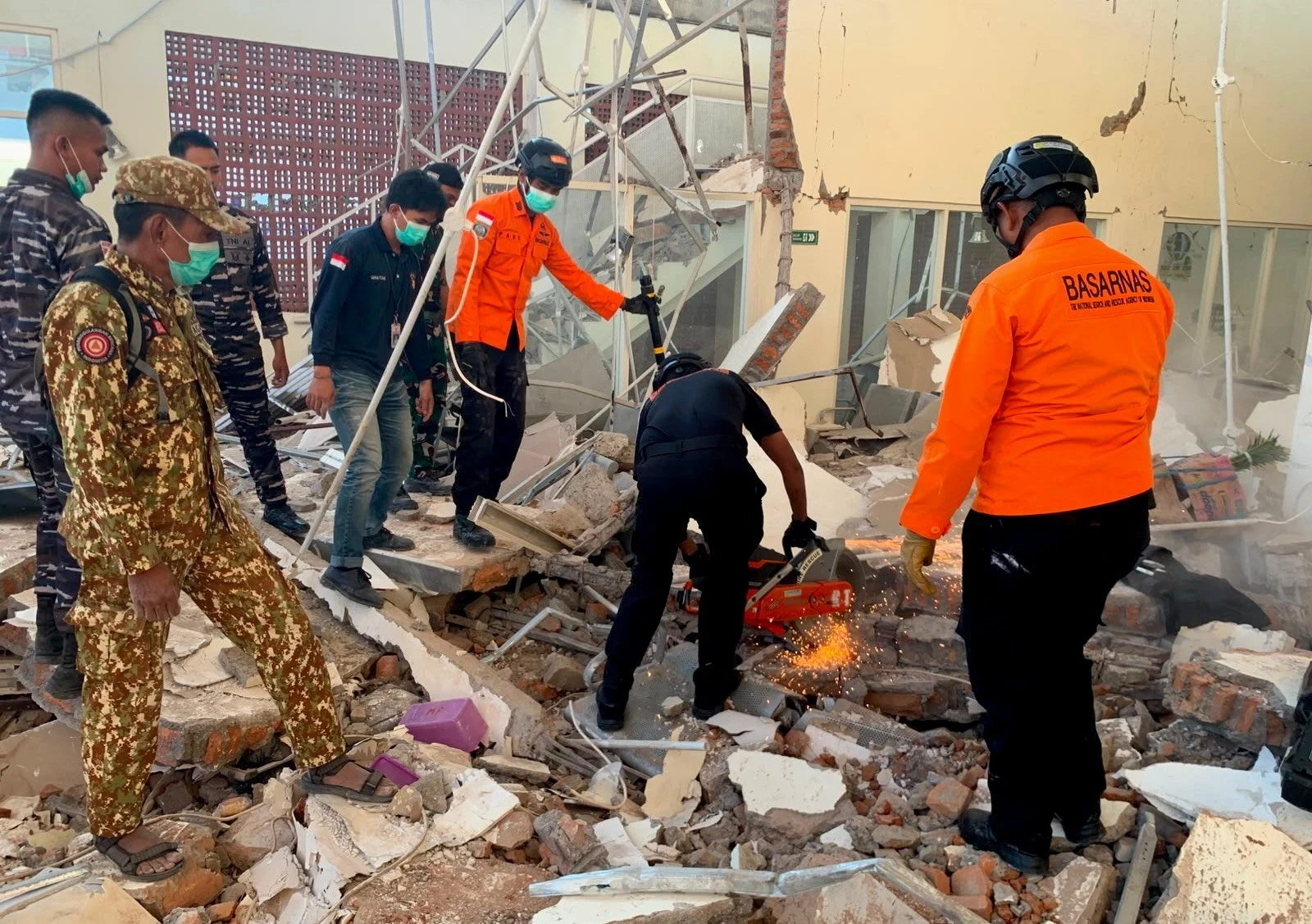 flores-earthquake-kills-20-as-aftershocks-keep-thousands-sleeping-outdoors