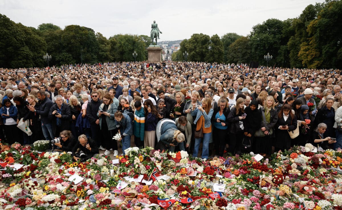 norway-mourns-king-harald-as-thousands-gather-outside-oslos-royal-palace