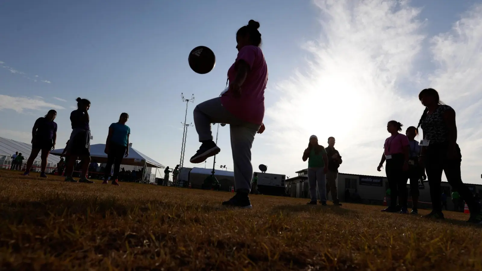 26000-migrant-children-face-immigration-court-alone-as-federal-legal-contract-expires