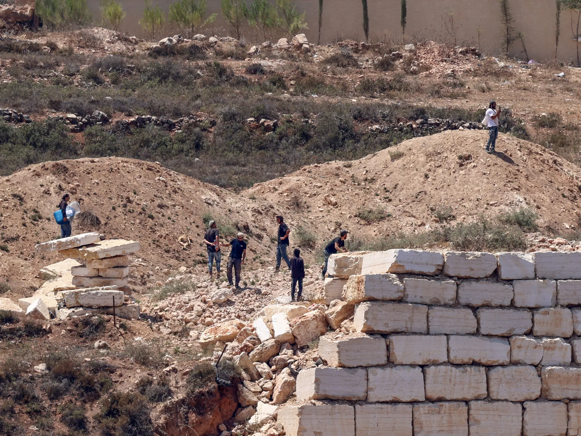 four-days-without-water-or-power-the-siege-of-two-families-in-qusra
